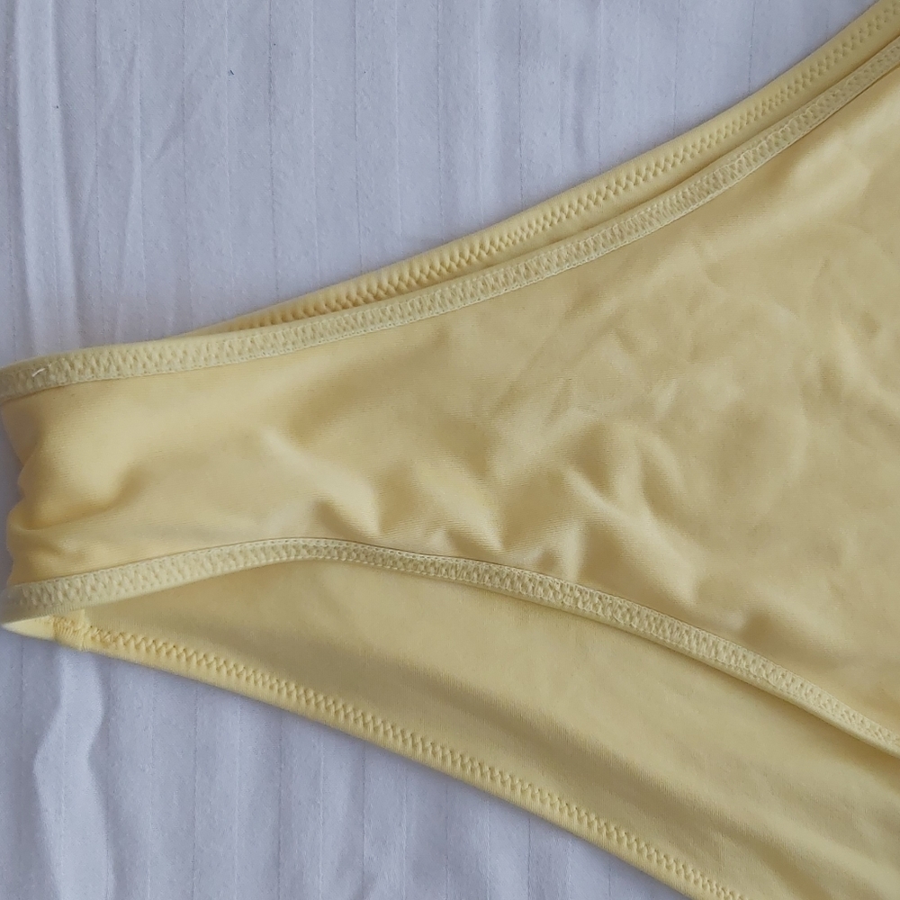 Lemon bikini - Picture 3 of 3